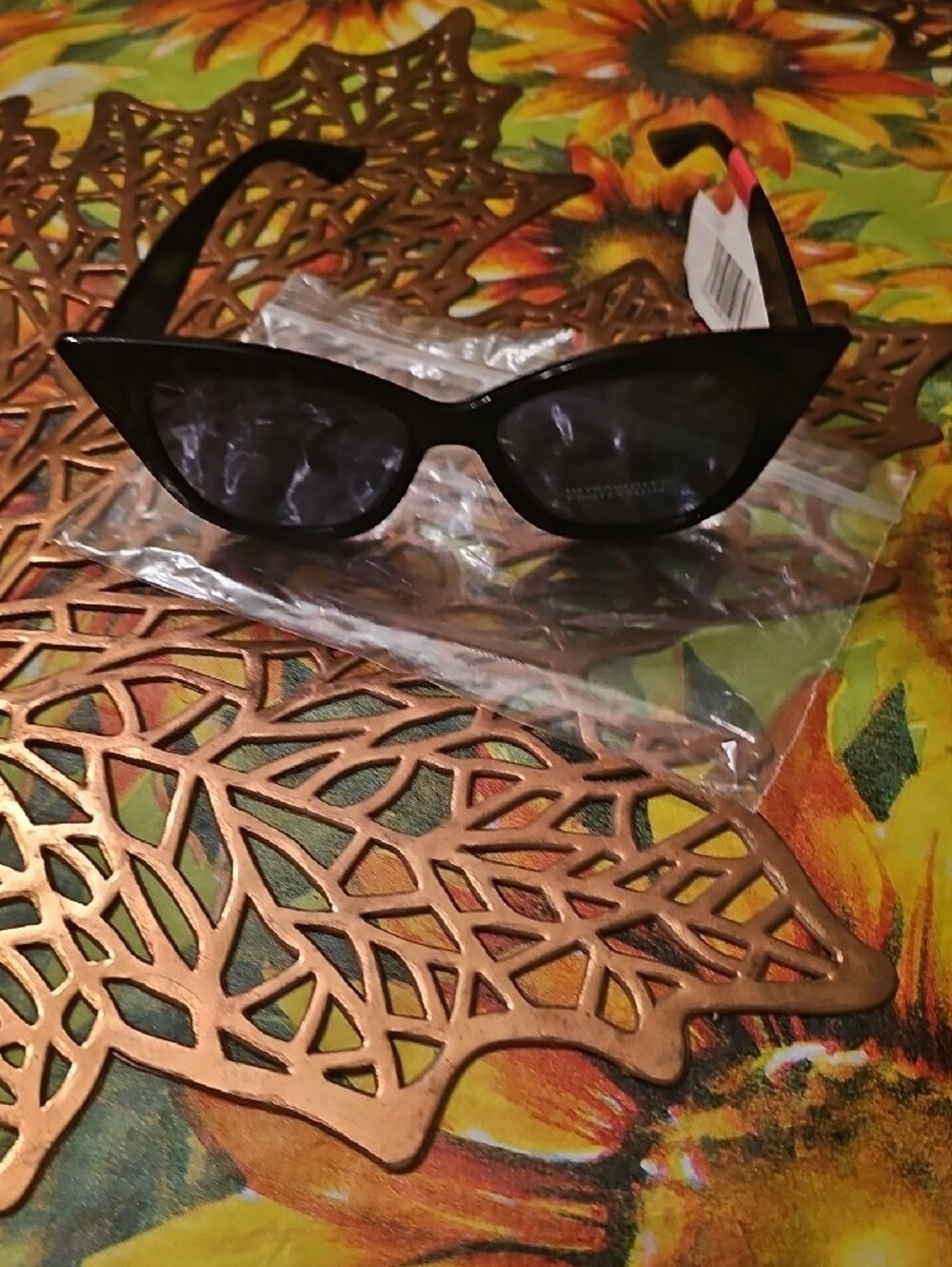 Women’s Black Cat-Eye Sunglasses with UV Protection - Picture 4 of 4